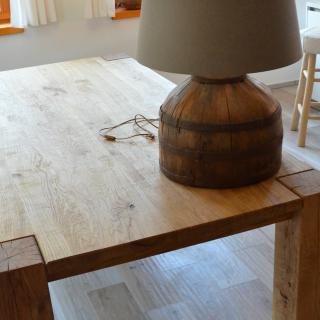 dubový stůl v interieru
