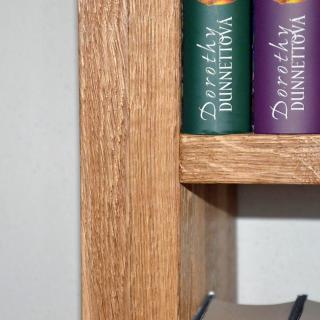 detail dubové knihovny - struktura dřeva